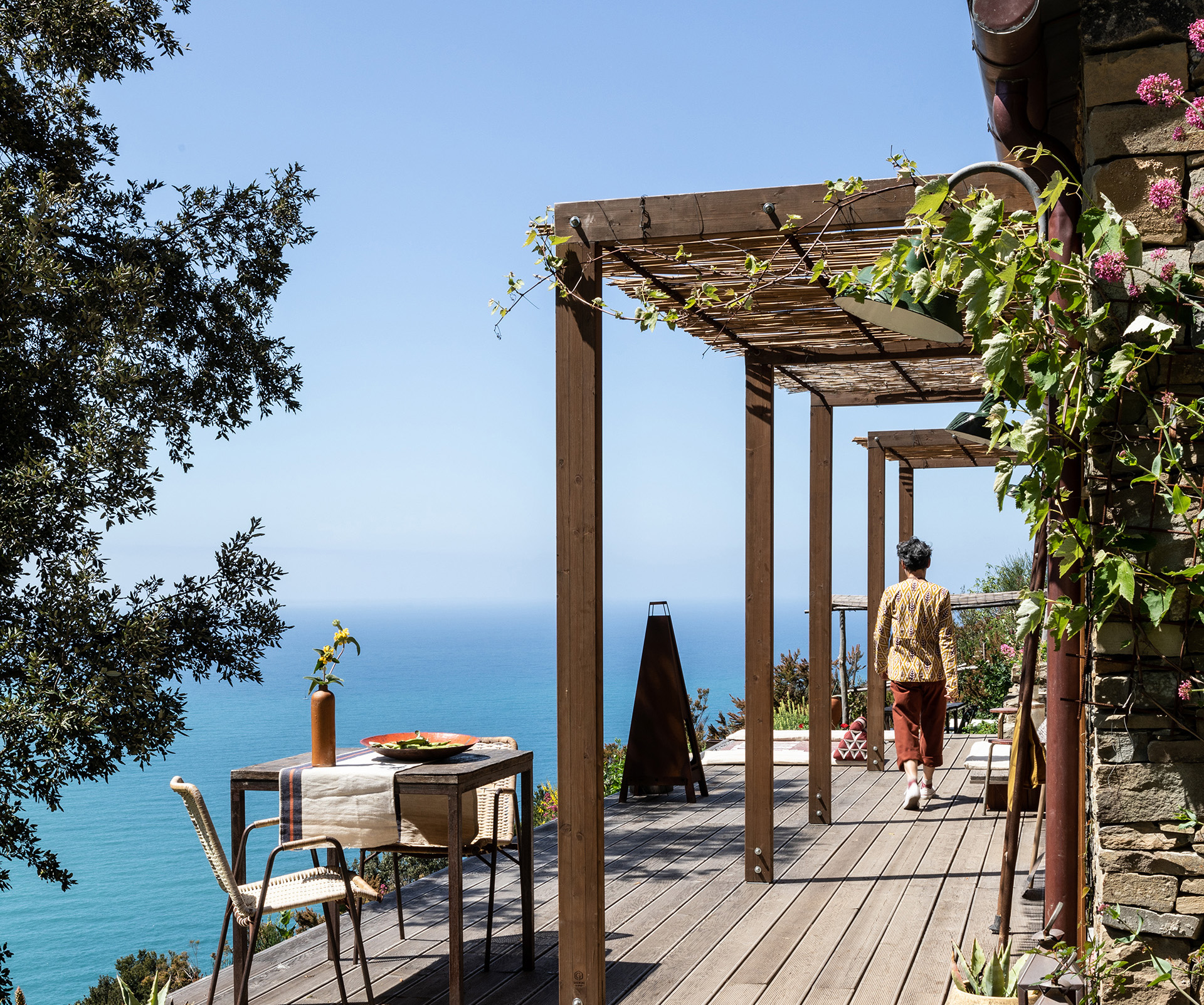 This old agricultural ruin has become a tiny house overlooking the sea 