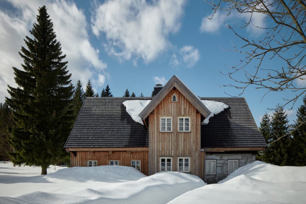 A Hidden Glass Extension With a Reflective Ceiling Cracks Open a Century-Old Cabin