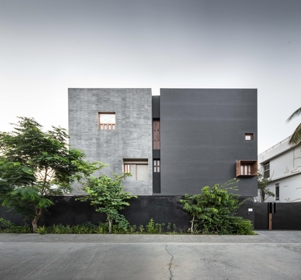 A Courtyard Home Designed for Natural Cooling Beats the Dry Heat – India
