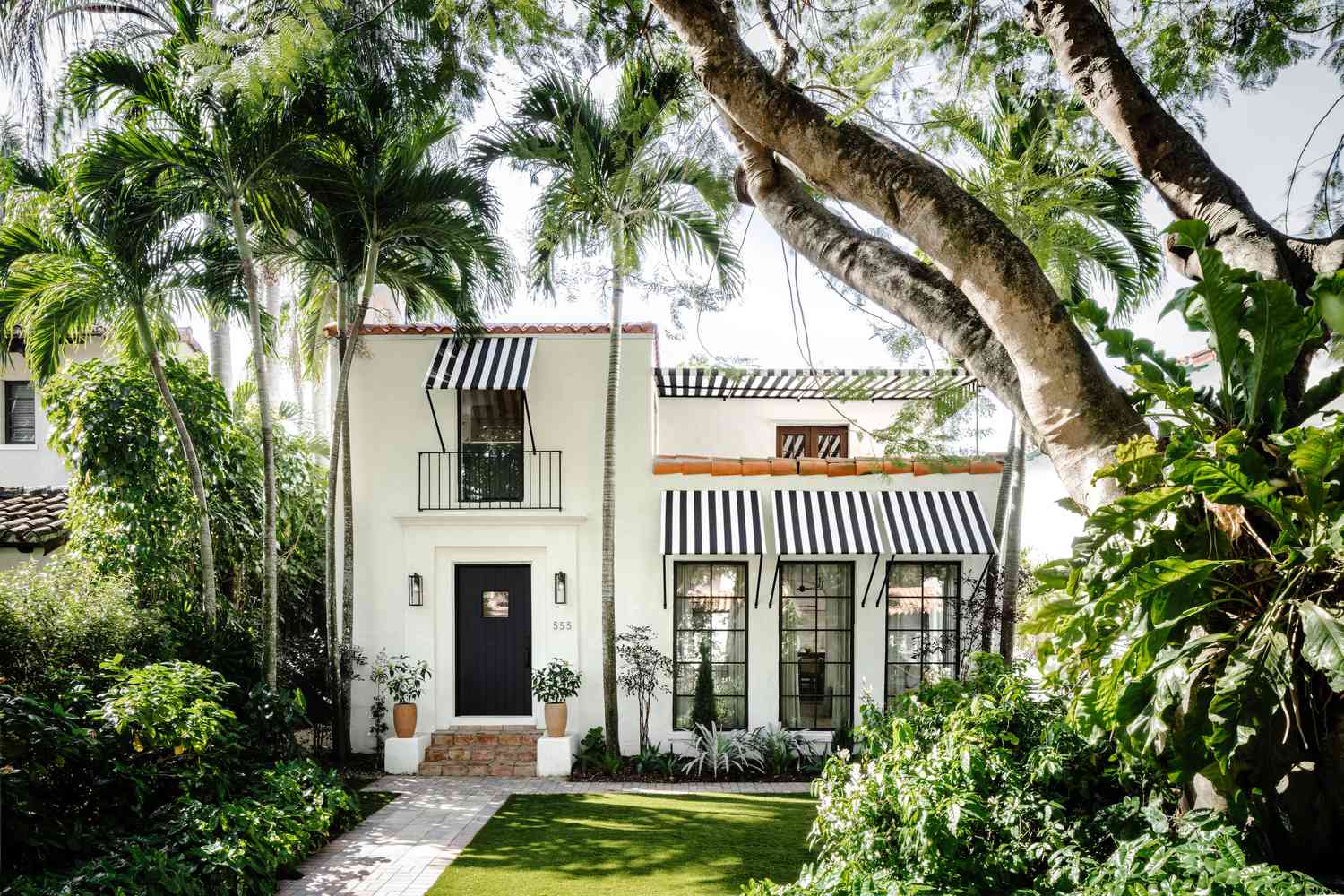 24 Classic White Houses With Black Trim Ideas You Have to Try
